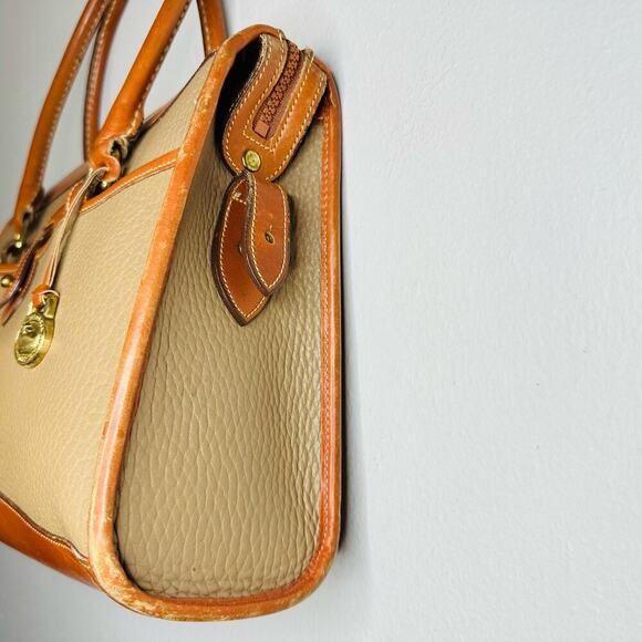 Vintage DOONEY & BOURKE 90s Tan Brown Leather All Weather Shoulder Purse Handbag - Picture 3 of 15